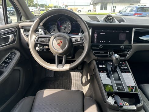 Used 2025 Porsche Macan AWD/4WD image 15