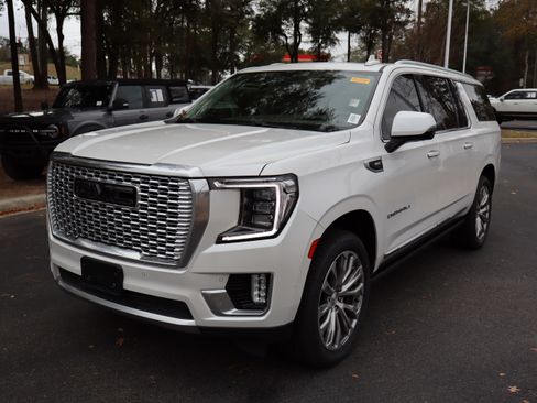 Used 2022 GMC Yukon XL Denali w/ Denali Ultimate Package image 8