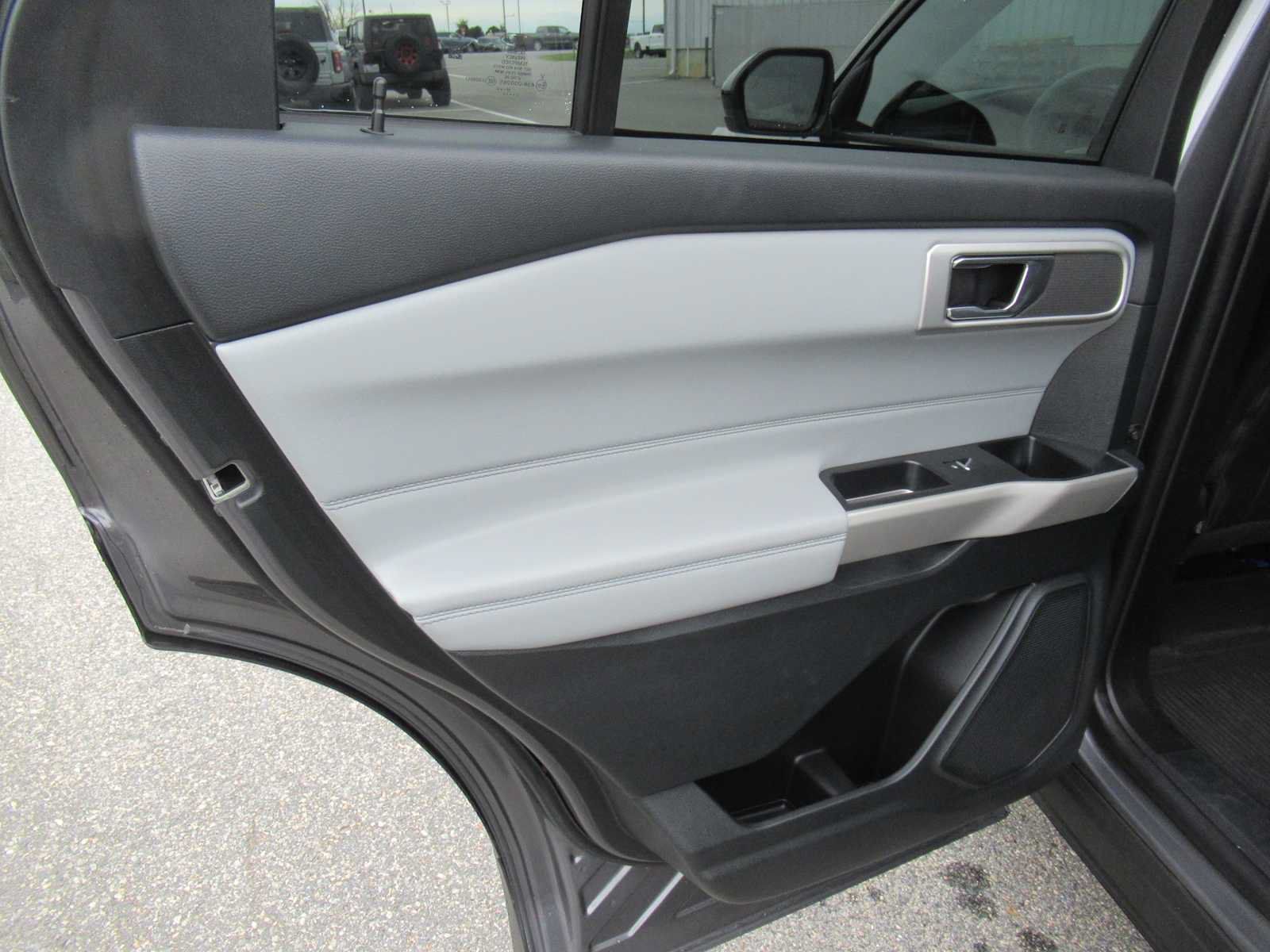 Used 2022 Ford Explorer XLT w/ Equipment Group 202A AWD/4WD image 17