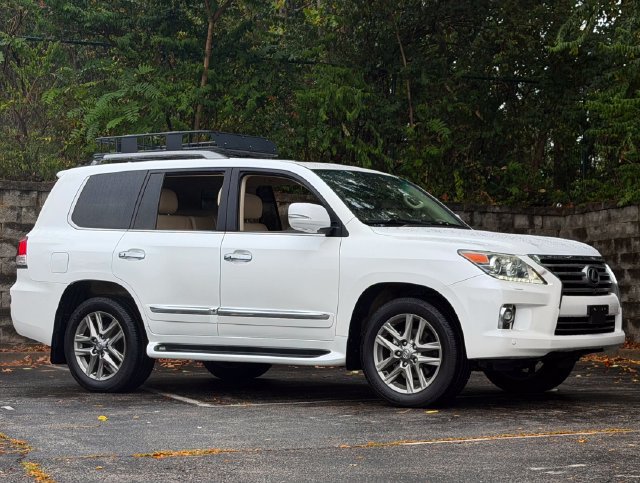 Used 2015 Lexus LX 570 4WD w/ Luxury Package image 2