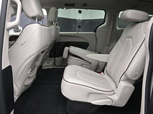 Used 2020 Chrysler Pacifica Limited FWD image 14