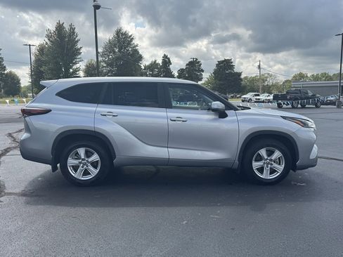 Used 2024 Toyota Highlander LE image 19