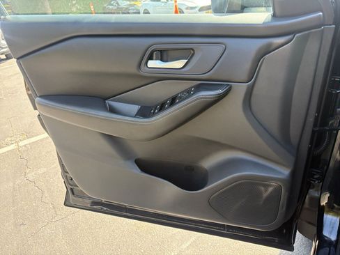 Used 2025 Nissan Rogue SV FWD image 18