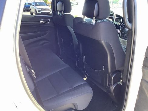 Used 2018 Jeep Grand Cherokee Laredo image 32