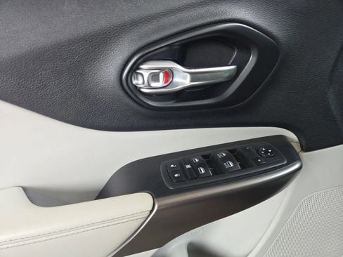 Used 2020 Jeep Cherokee Latitude Plus FWD image 15