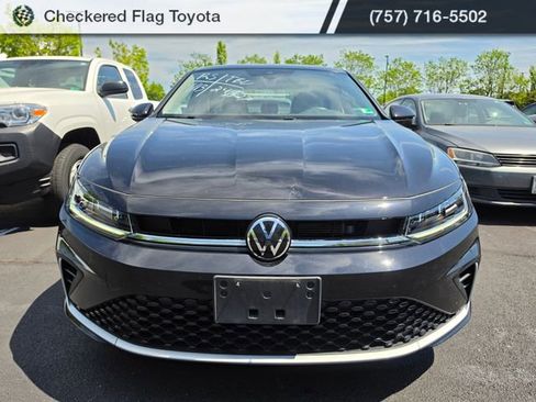 Used 2025 Volkswagen Jetta SE w/ Sunroof Package FWD image 2