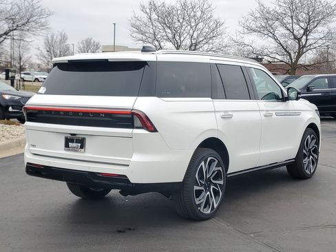 New 2026 Lincoln Navigator Reserve image 4