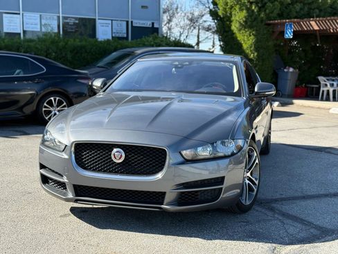 Used 2017 Jaguar XE Premium image 2