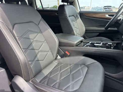 Used 2025 Volkswagen Atlas SE FWD image 11