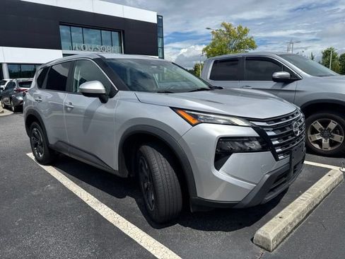 Used 2024 Nissan Rogue SV FWD image 6