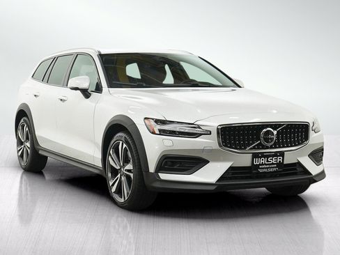 Used 2025 Volvo V60 B5 Cross Country Plus AWD/4WD image 7