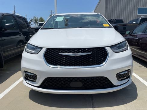 Used 2024 Chrysler Pacifica Touring-L FWD image 2