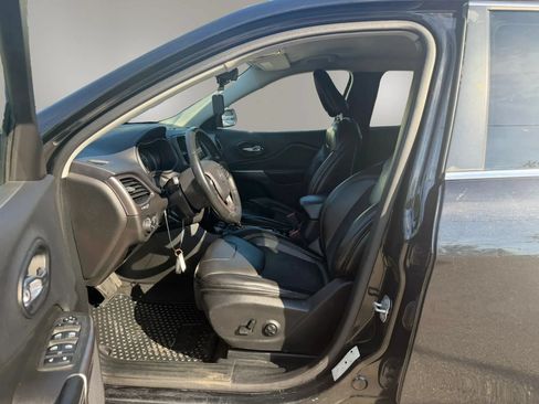 Used 2019 Jeep Cherokee Latitude Plus w/ Cold Weather Group AWD/4WD image 26