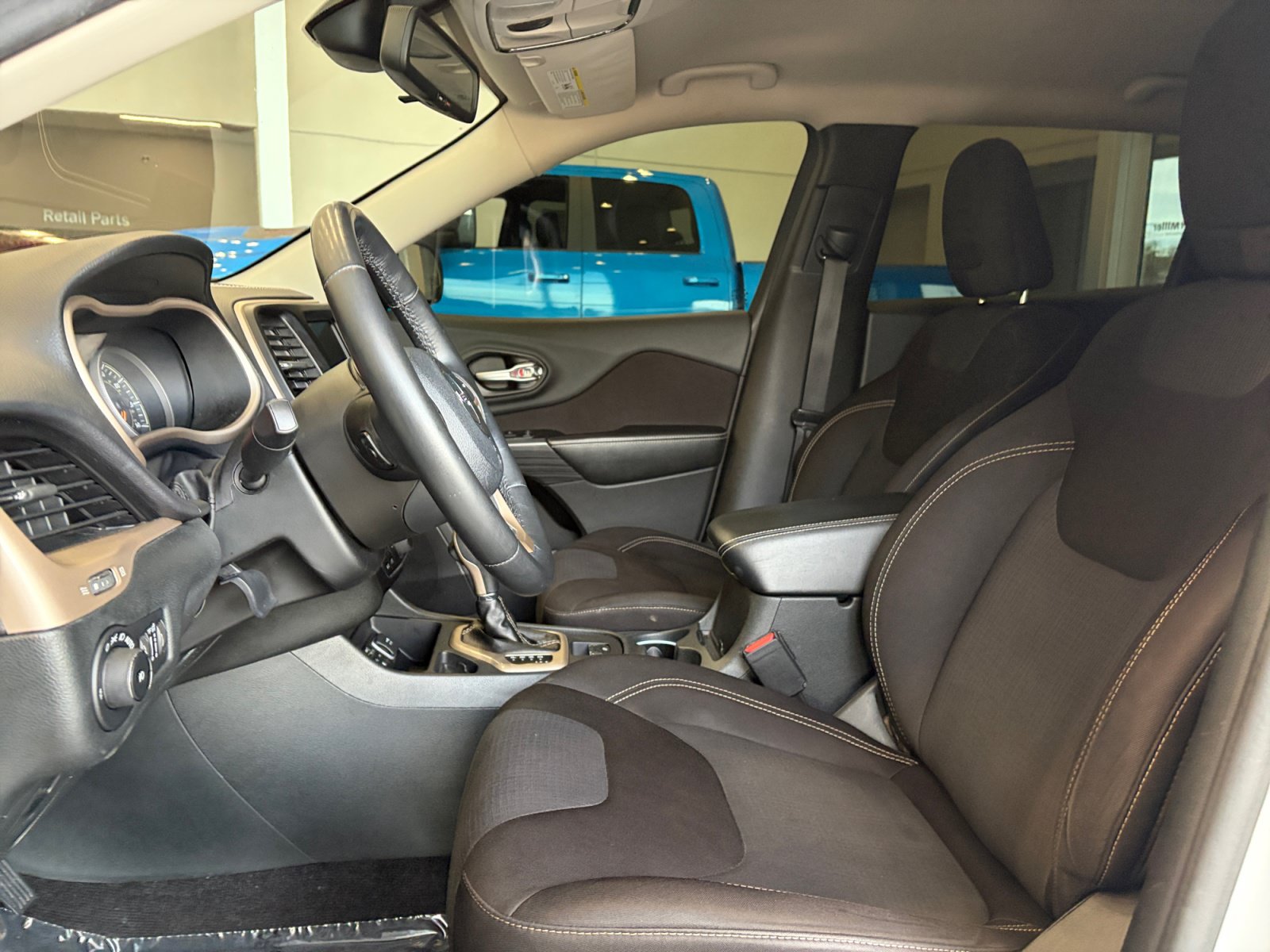 Used 2015 Jeep Cherokee Latitude FWD image 12