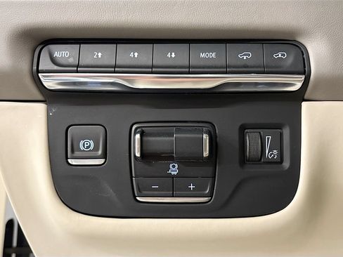 Used 2025 Cadillac Escalade Sport Platinum w/ LPO, Floor Liner Package AWD/4WD image 28