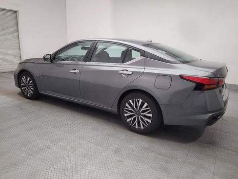 Used 2025 Nissan Altima 2.5 SV FWD image 3