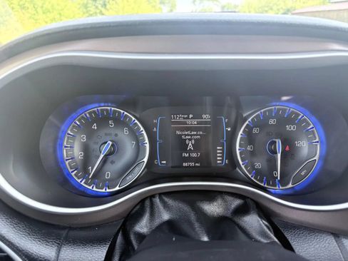 Used 2019 Chrysler Pacifica Touring-L FWD image 14