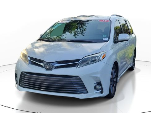 Used 2018 Toyota Sienna Limited FWD image 3