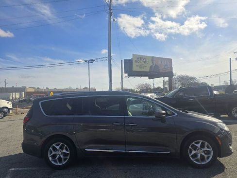 Used 2018 Chrysler Pacifica Touring-L w/ Tire & Wheel Group image 3