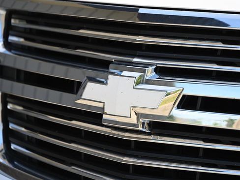 Used 2019 Chevrolet Suburban LT AWD/4WD image 7
