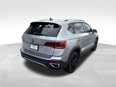 Used 2022 Volkswagen Taos SE FWD image 2