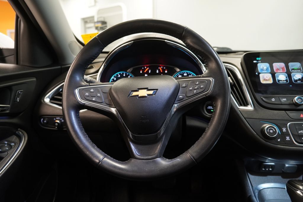 Used 2018 Chevrolet Malibu LT w/ Leather Package FWD image 19