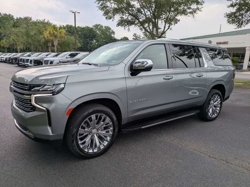 Used 2023 Chevrolet Suburban Premier AWD/4WD image 7