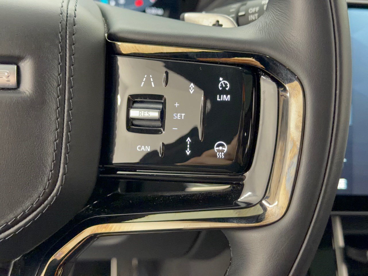 Certified 2026 Land Rover Range Rover Velar Dynamic SE AWD/4WD image 19