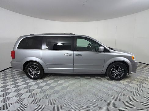 Used 2017 Dodge Grand Caravan SXT FWD image 4