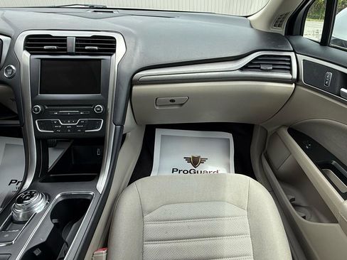 Used 2017 Ford Fusion SE w/ Fusion SE Technology Package FWD image 14