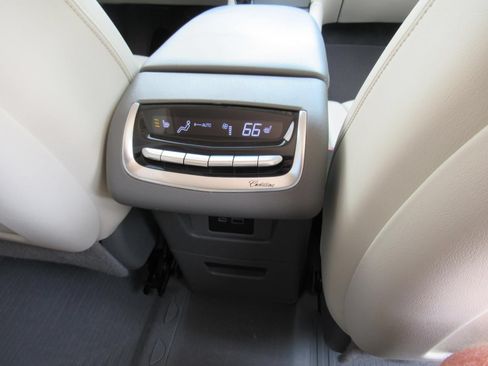Used 2020 Cadillac XT6 Premium Luxury FWD image 32