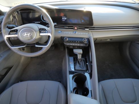 Used 2025 Hyundai Elantra SEL image 10