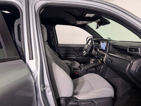 Used 2025 Toyota Tacoma SR5 AWD/4WD image 28