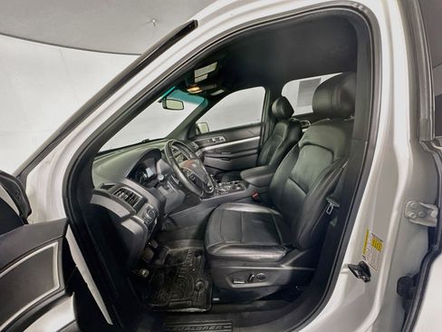 Used 2016 Ford Explorer XLT w/ Equipment Group 202A FWD image 13