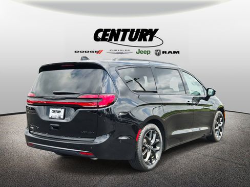 Used 2025 Chrysler Pacifica Limited FWD image 4
