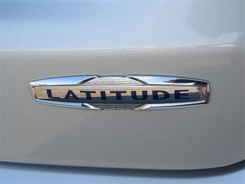 Used 2024 Jeep Compass Latitude image 12