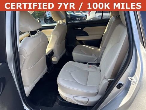 Used 2024 Toyota Highlander XLE AWD/4WD image 17