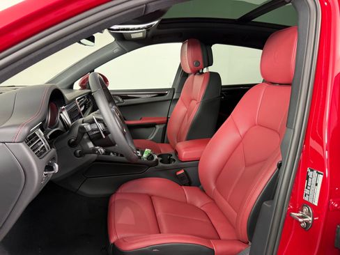 Certified 2026 Porsche Macan AWD/4WD image 5
