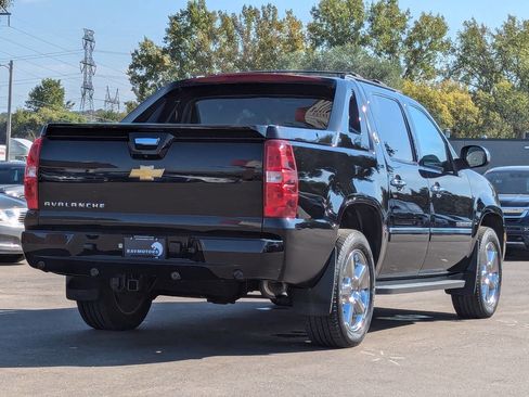 Used 2013 Chevrolet Avalanche LTZ image 12