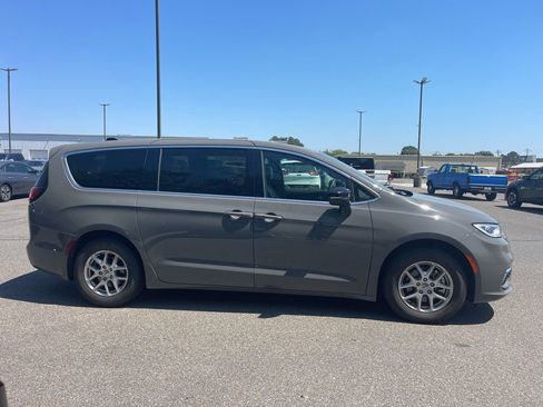 Used 2025 Chrysler Pacifica Select FWD image 6