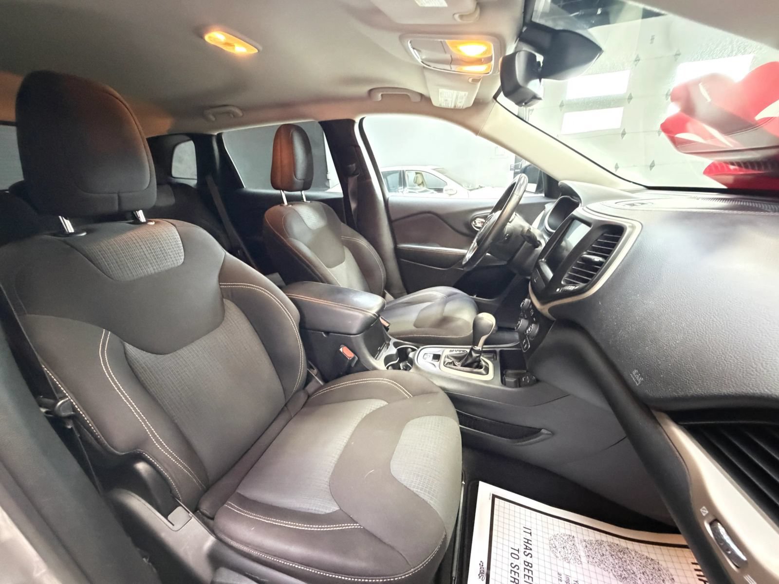 Used 2016 Jeep Cherokee Latitude FWD image 31