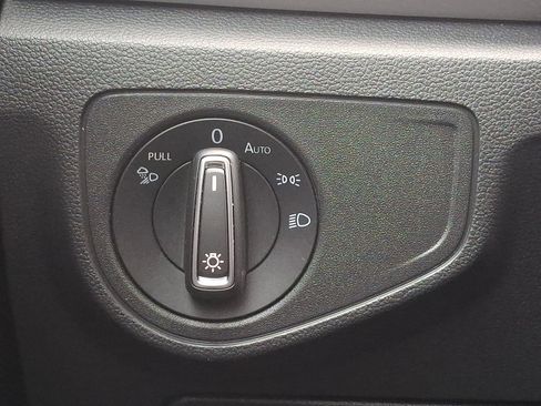 Used 2021 Volkswagen Atlas Cross Sport SE w/ Panoramic Sunroof Package image 26