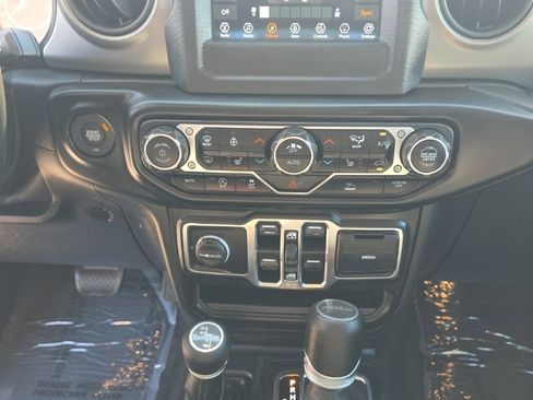 Used 2021 Jeep Gladiator Sport image 15