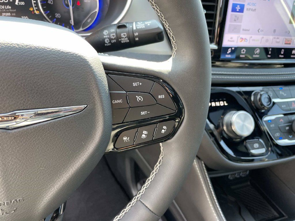 Used 2025 Chrysler Pacifica Limited FWD image 44