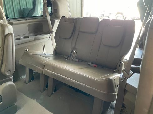 Used 2016 Chrysler Town & Country Limited Platinum FWD image 18