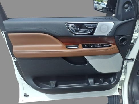Used 2022 Lincoln Navigator Reserve AWD/4WD image 16