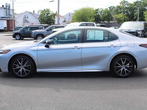 Used 2022 Toyota Camry SE w/ Cold Weather Package FWD image 4