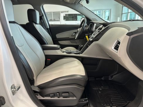 Used 2017 Chevrolet Equinox Premier w/ Enhanced Convenience Package AWD/4WD image 14