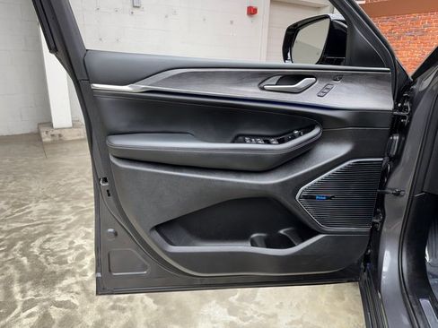 Used 2024 Jeep Grand Cherokee Overland w/ Luxury Tech Group IV image 10