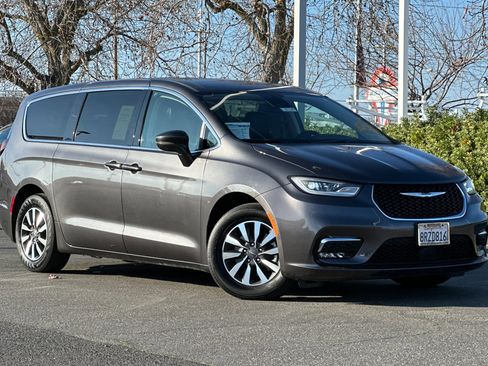 Used 2022 Chrysler Pacifica Touring-L image 2